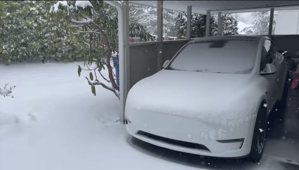 Tesla Model Y “enfrenta” a neve com o modo Pai Natal ativado
