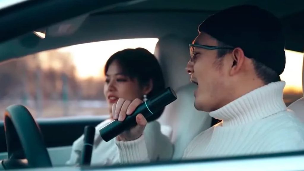 Tesla lançou seu próprio microfone para fazer karaoke