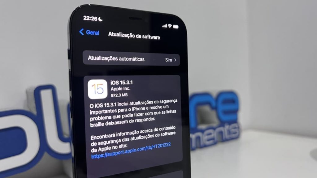 Apple lança iOS 15.3.1 com importantes correções de segurança