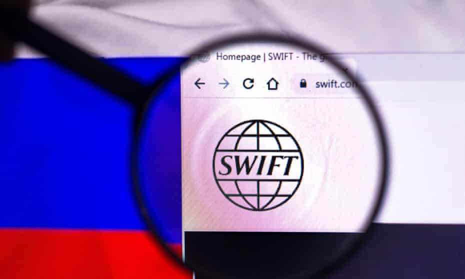 Bancos russos excluídos do sistema SWIFT. Saiba quais as implicações…