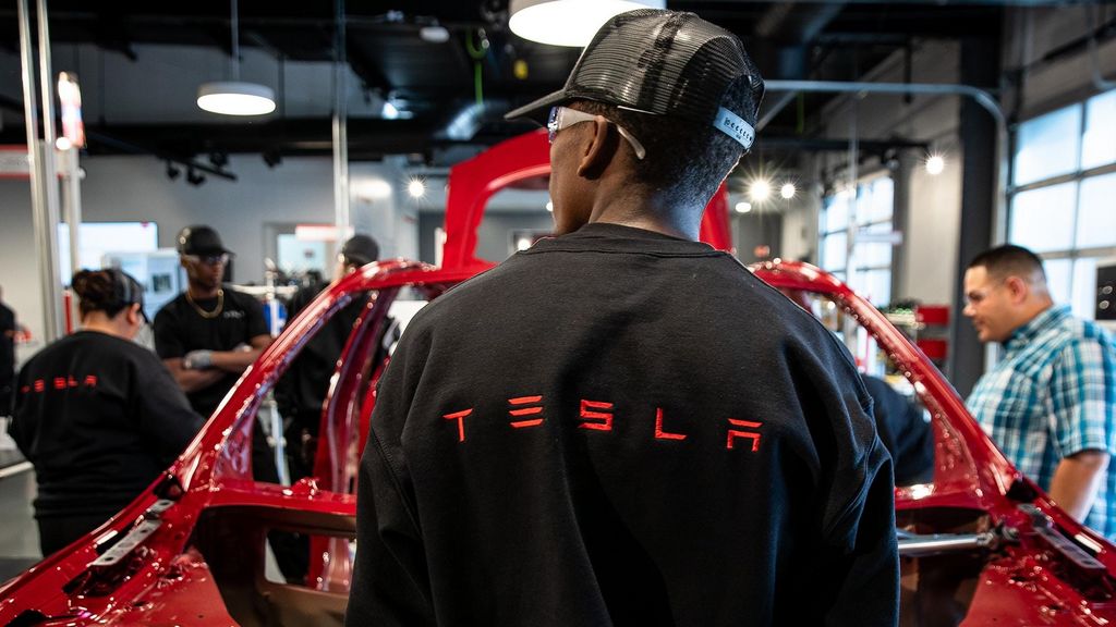 Agência federal processa a Tesla por discriminação racial de trabalhadores negros