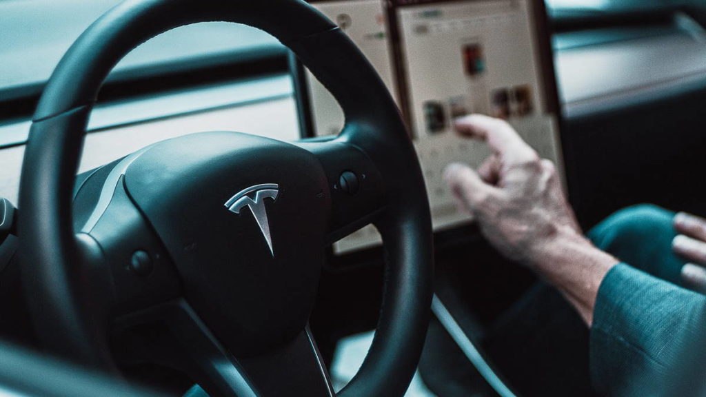 Tesla terá de substituir o computador de milhares de veículos por causa do FSD?
