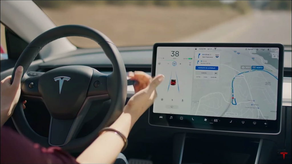 Tesla vai ter de reparar 129.960 viaturas devido a um problema nos ecrãs