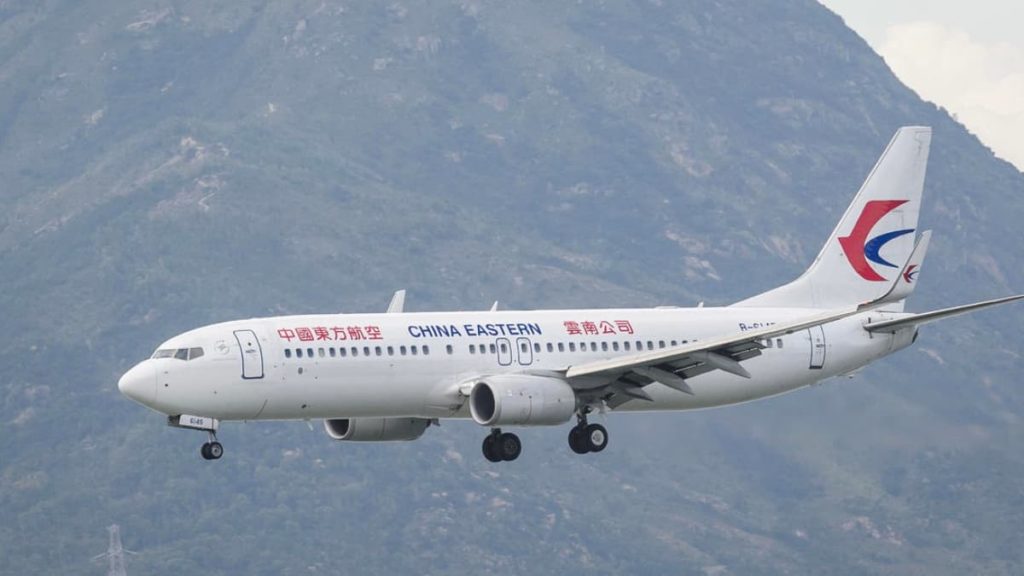 Boeing 737 cai verticalmente em montanha na China com 132 pessoas a bordo (vídeo)