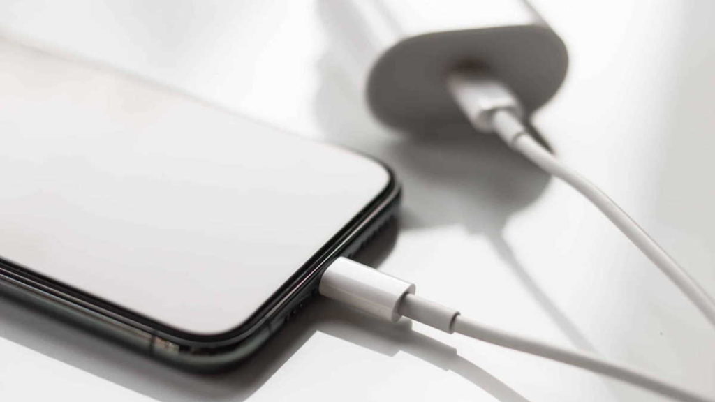 Retirar o carregador e os EarPods da caixa do iPhone rendeu muito dinheiro à Apple