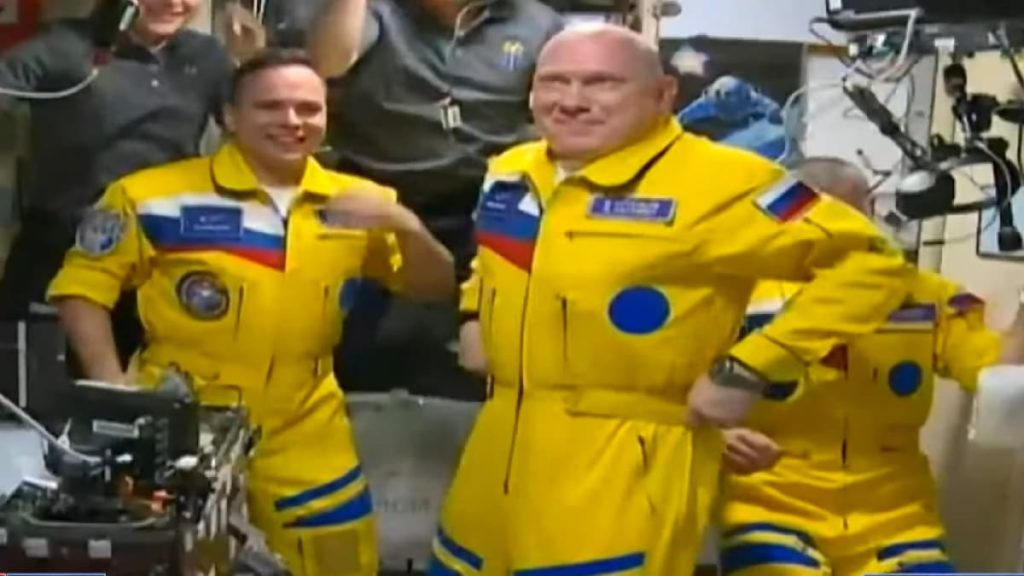 Cosmonautas chegam à Estação Espacial Internacional vestidos com as cores da Ucrânia