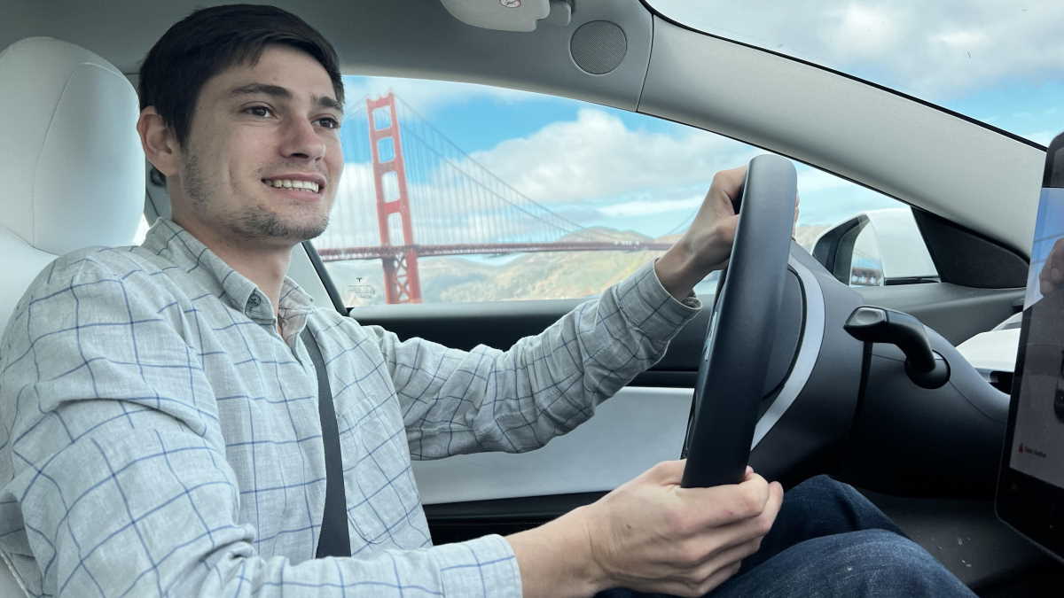 Tesla despediu funcionário que publicou vídeos no YouTube a criticar o Full Self Driving