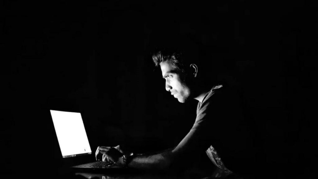 Estudo afirma: jovens têm mais chance de serem burlados online do que os mais velhos