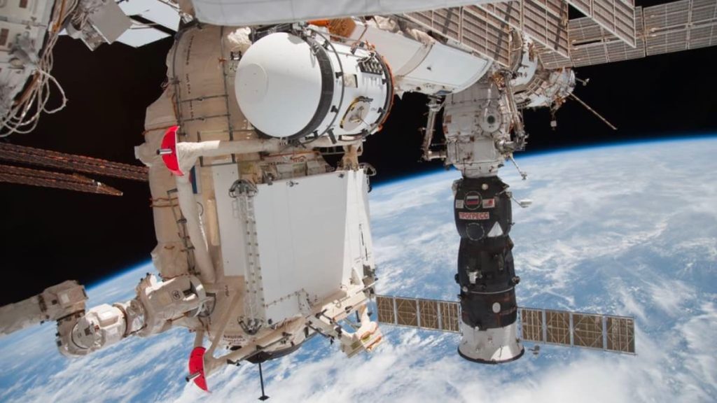 Guerra “no espaço” entre EUA e Rússia pode deixar astronauta americano “preso” na ISS