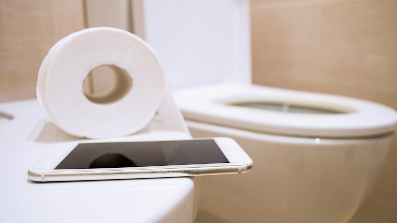 Mulher cai numa sanita ao tentar resgatar o seu smartphone