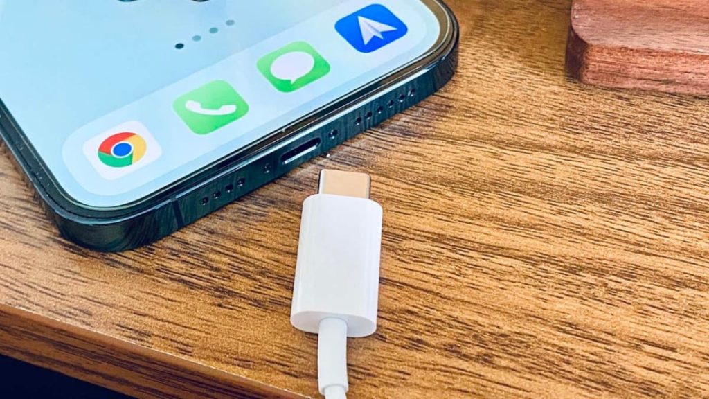 UE quer aprovar porta de carregamento única dentro de dias. A Apple terá de ceder?