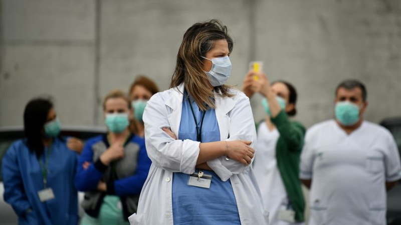 Médicos e enfermeiros unidos contra a desinformação médica nas redes da Meta