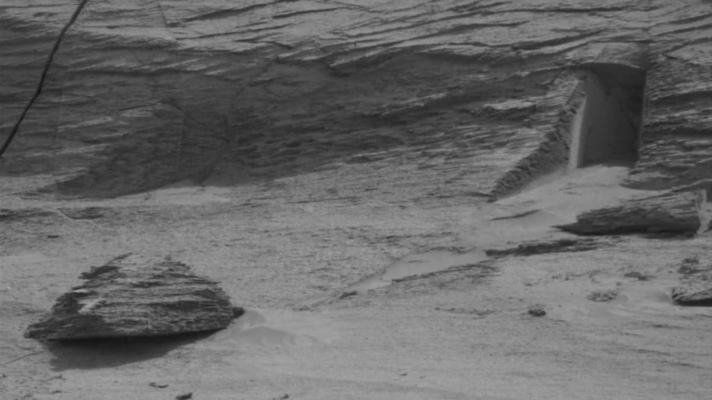 Rover da NASA, o Curiosity, descobriu uma “porta” em Marte… uma porta???