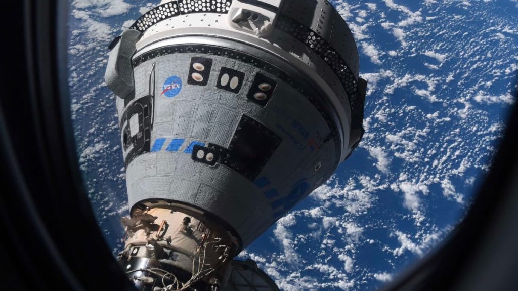 Astronautas da estação espacial foram visitar a cápsula Starliner da Boeing