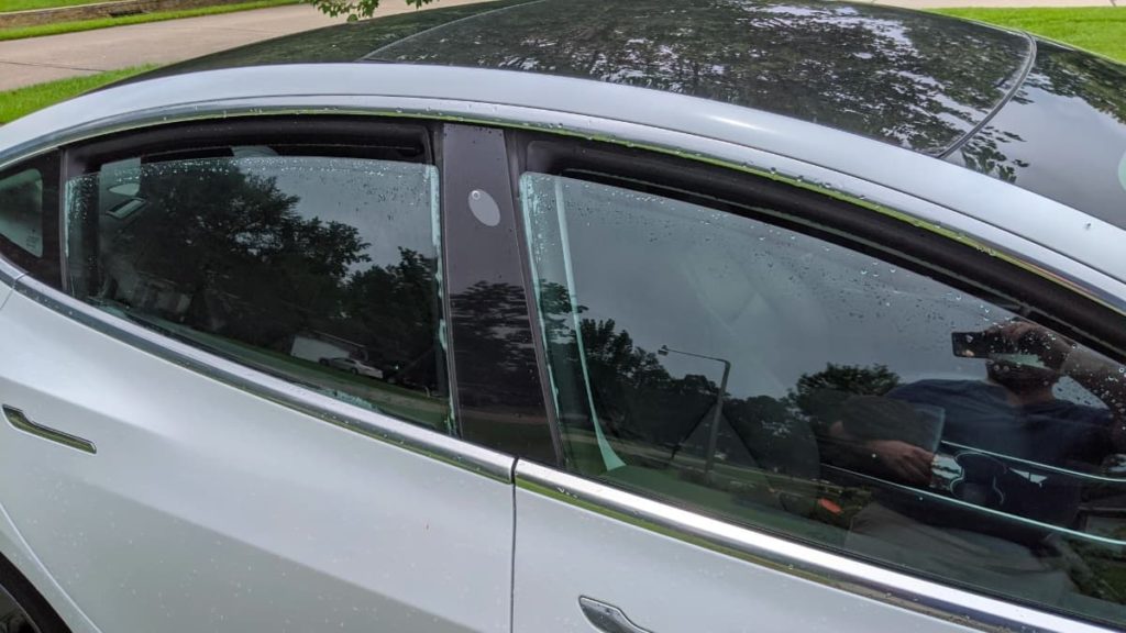 Tesla fechará as janelas do carro se estiver estacionado e começar a chover