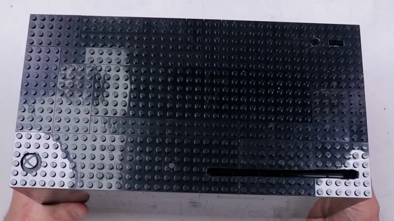 Youtuber personalizou a consola Xbox Series X com peças LEGO. E funciona!