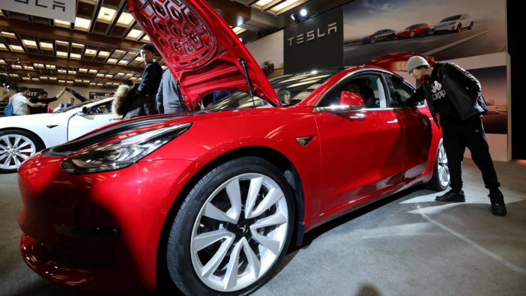 Preços dos veículos Tesla em segunda mão estão a cair