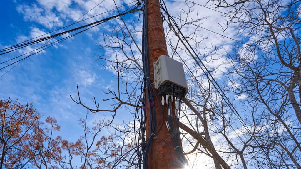 ANACOM obriga MEO a cortar preços das condutas e postes até 35%