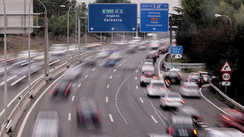 Pode-se ultrapassar pela direita se outro veículo circula a velocidade inferior?