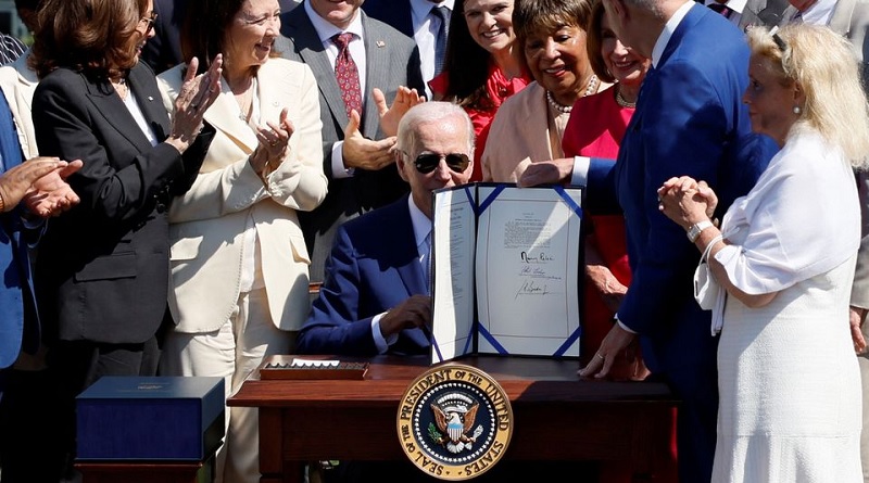 EUA: Biden assina projeto de lei para aumentar a produção de chips e competir com a China