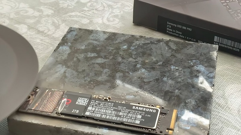 Samsung alemã sugere que utilizador parta o seu SSD com um martelo para proteger dados