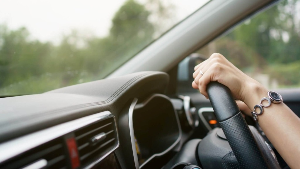 Código da Estrada: Pode uma mulher conduzir em tronco nu?