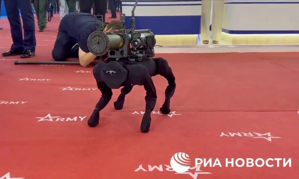 M-81: Rússia mostra cão robô equipado com arma de guerra
