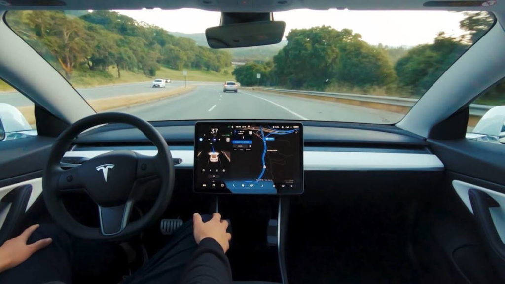 Diretor de software da Tesla revelou que vídeo de condução do Autopilot foi encenado