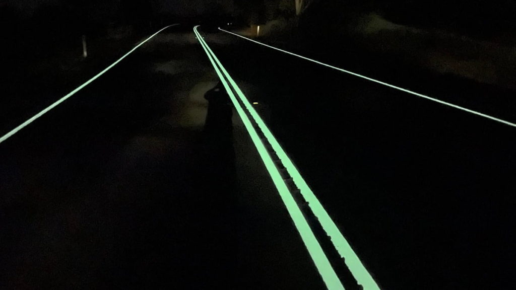 Austrália está a testar faixas brilhantes para iluminar estradas escuras