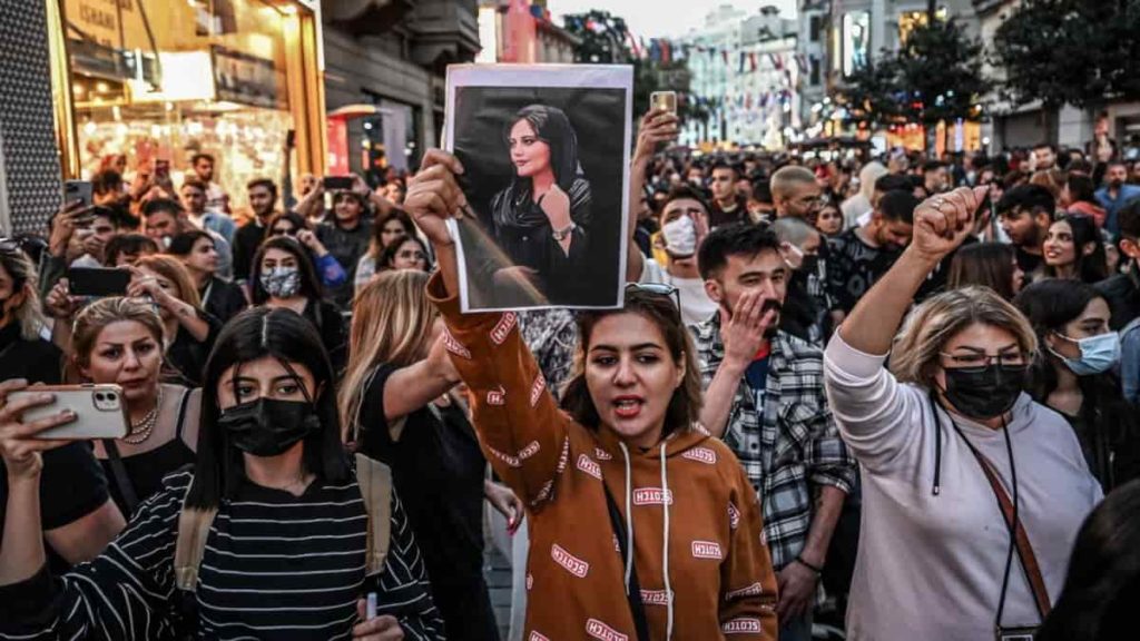 Irão perde acesso à Internet durante os protestos contra o governo