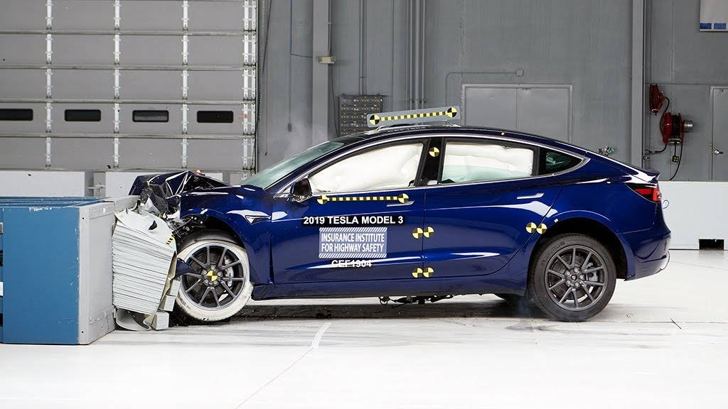 Tesla tem código especial para testes de colisão nos seus carros e isso levanta muitas dúvidas