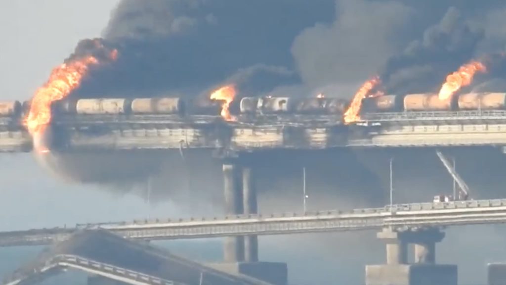Última hora: Explosão destrói ponte que liga Rússia à Crimeia