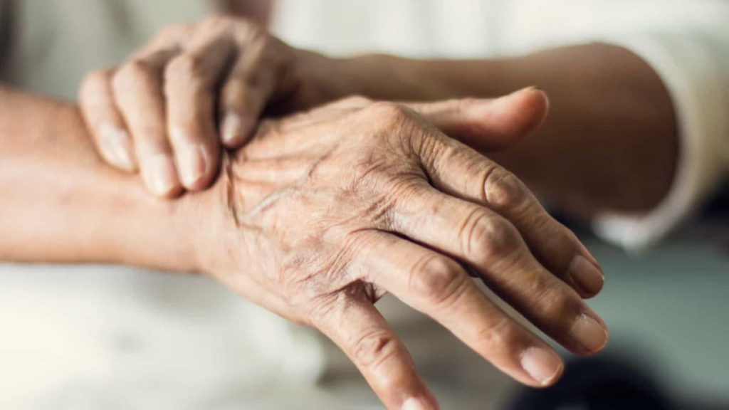 Parkinson: tratamento que “parece um milagre” acabou com os tremores de um doente