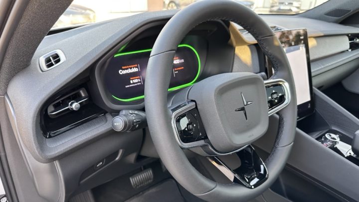 Imagem do interior do Polestar 2