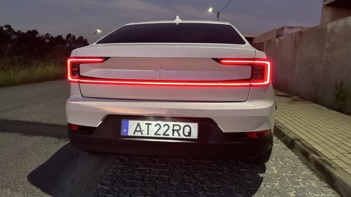 Imagem da traseira iluminada do elétrico