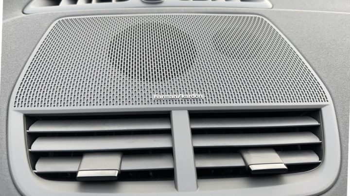 Imagem colunas Harman Kardon no Polestar 2