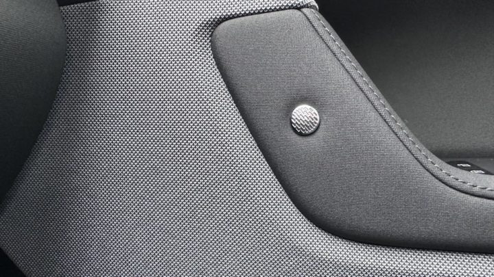 Imagem colunas Harman Kardon no Polestar 2