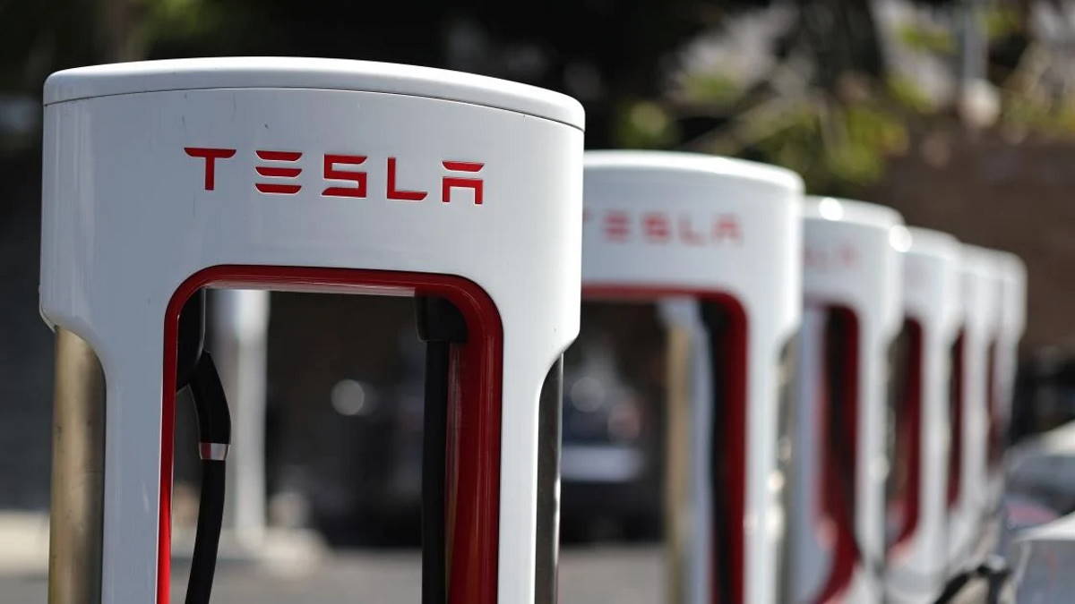 Fim das filas intermináveis: Tesla vai testar “filas virtuais” para os seus Superchargers