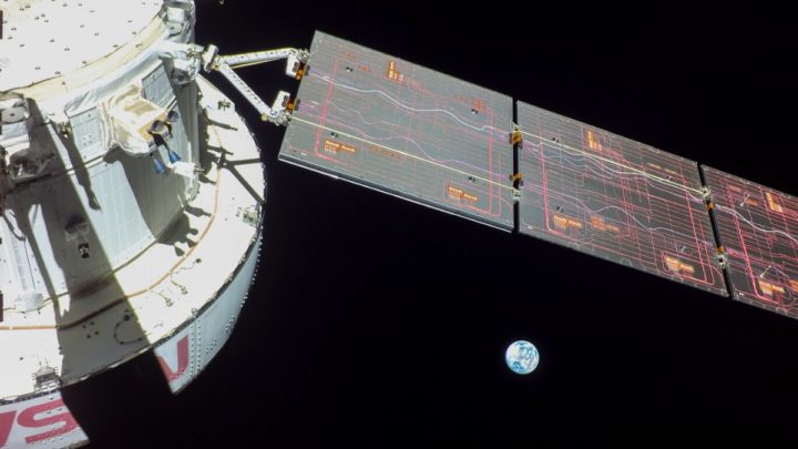 Imagem da cápsula Orion da NASA na missão Artemis 1 a olhar para a Lua e para a Terra mais longe que nunca
