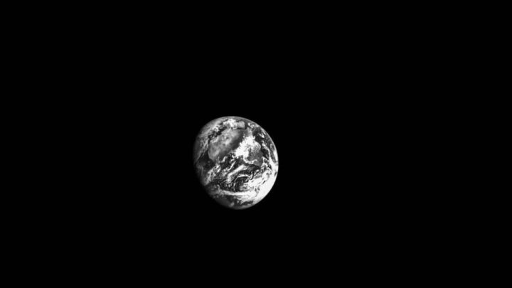 Imagem da cápsula Orion da NADA na missão Artemis 1 a olhar para a Lua e para a Terra mais longe que nunca