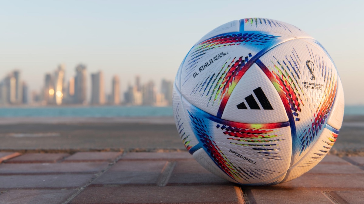 Bolas do Mundial do Catar a carregar a bateria? Há uma imagem que está a baralhar os adeptos