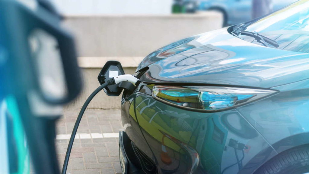 Carros elétricos crescem na Europa… mas os pontos de carregamento não acompanham