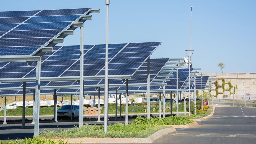 França: Parques de estacionamento terão que ser cobertos por painéis solares