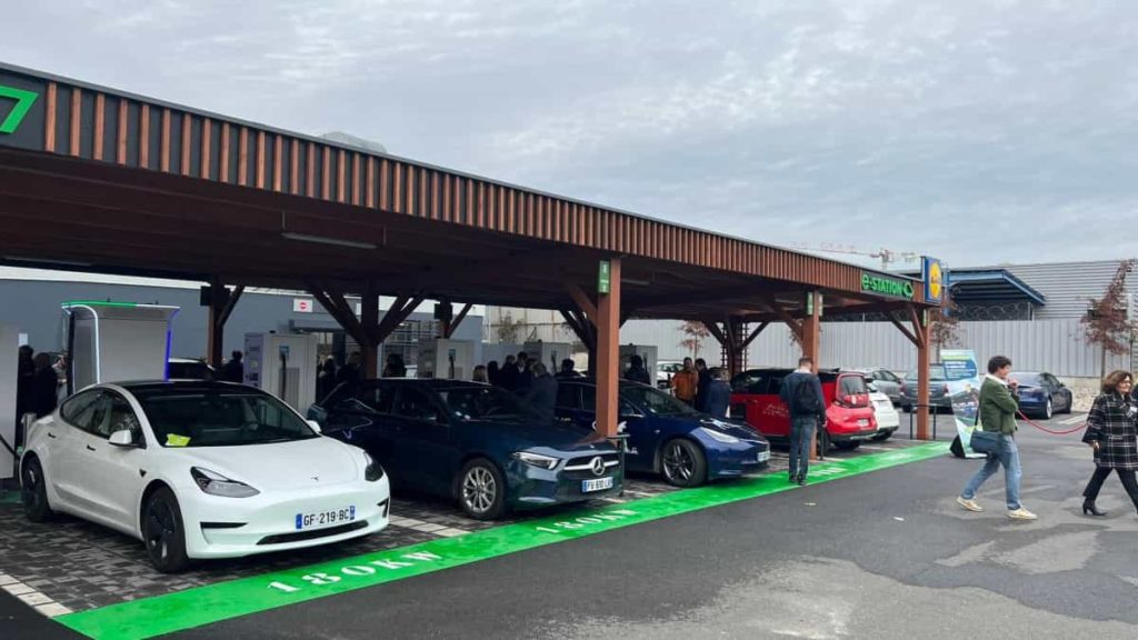 Lidl quer dominar mercado do carregamento rápido de elétricos com preços acessíveis