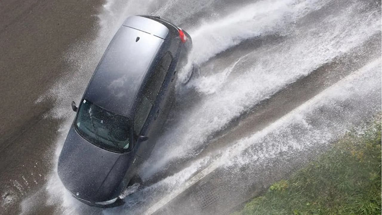 O que fazer se o seu carro entrar num “lençol de água”?