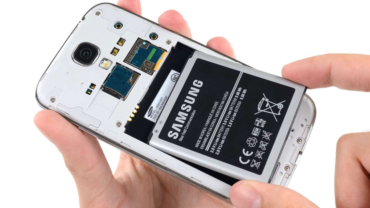 Europa quer voltar a mudar os smartphones! Baterias removíveis podem voltar em breve