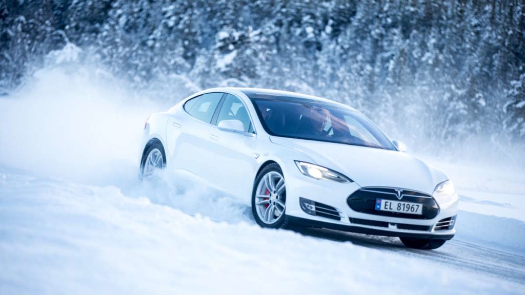 Carros elétricos não carregam no frio? Utilizador de Tesla descobre da pior maneira