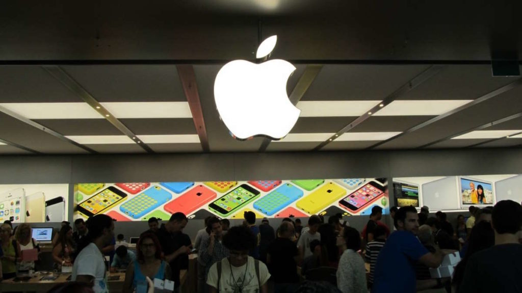 Apple volta a ser multada no Brasil por vender o iPhone sem carregador