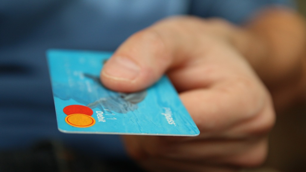 Quer abrir uma conta no banco “à distância”? Leia este artigo