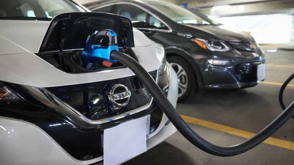 Número histórico para a indústria! 10% dos carros vendidos em 2022 foram elétricos